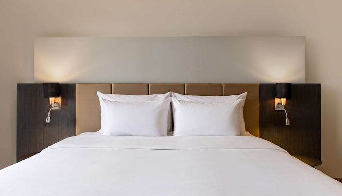 Radisson Hotel Tamboho Waterfront Antananarivo - Premium Room Lake View and Balcony