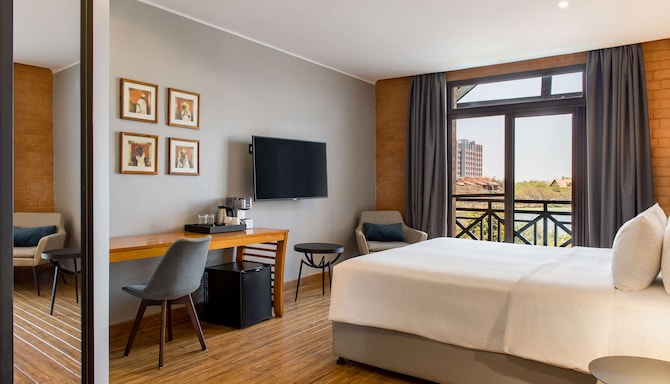 Radisson Hotel Tamboho Waterfront Antananarivo - Premium Room Lake View and Balcony
