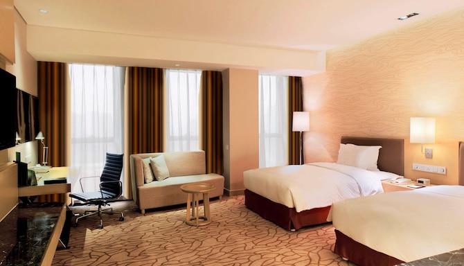 Radisson Hotel Tianjin Aqua City - Guest room twin beds