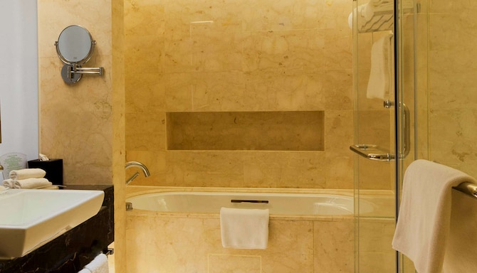 Radisson Hotel Tianjin Aqua City - Suite bathroom