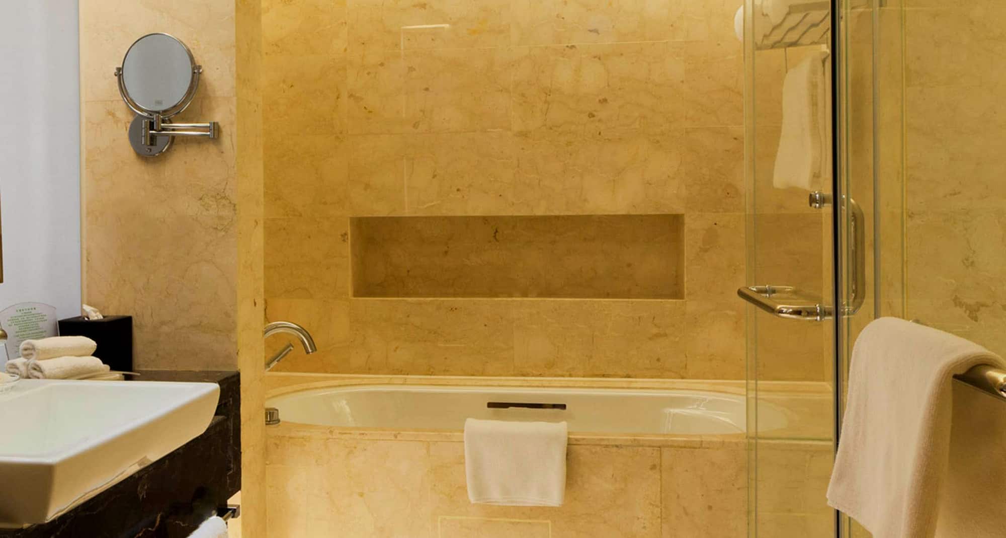 Radisson Hotel Tianjin Aqua City - Suite bathroom