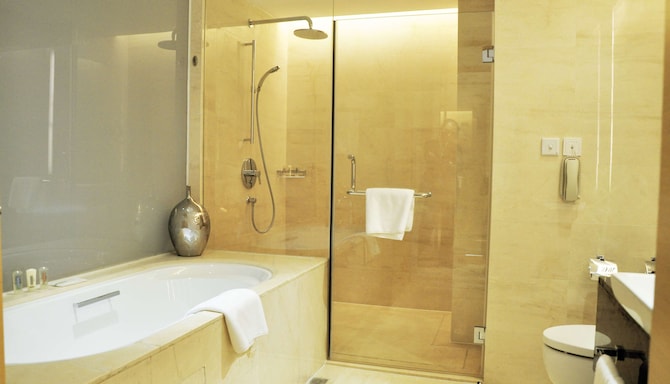 Radisson Hotel Tianjin Aqua City - Suite Bathroom