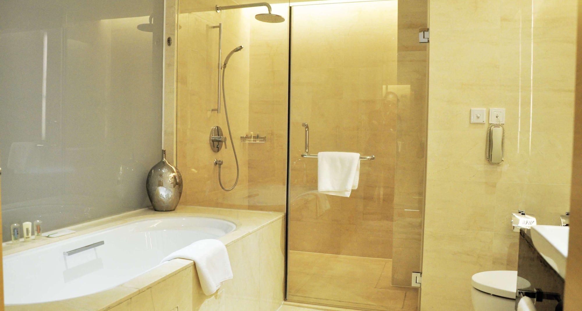 Radisson Hotel Tianjin Aqua City - Suite Bathroom