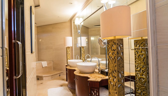 Radisson Hotel Tianjin - Presidential Suite bathroom