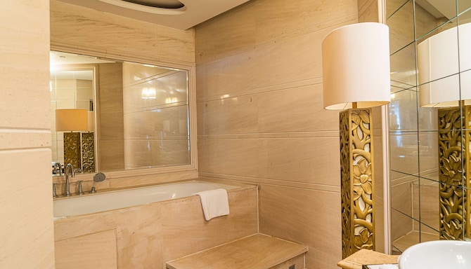 Radisson Hotel Tianjin - Presidential Suite bathroom