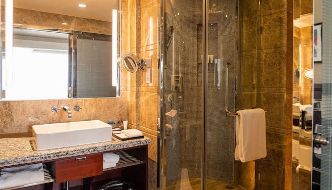 Radisson Hotel Tianjin - Superior Room bathroom