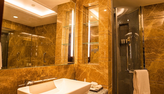 Radisson Hotel Tianjin - Executive Suite bathroom