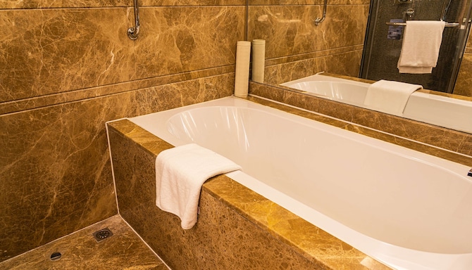 Radisson Hotel Tianjin - Executive Suite bathroom