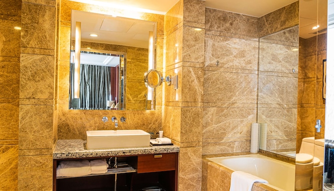 Radisson Hotel Tianjin - Deluxe Room bathroom