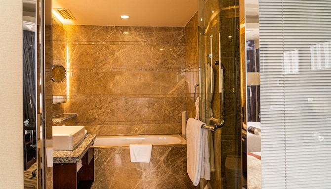 Radisson Hotel Tianjin - Business Class Room bathroom