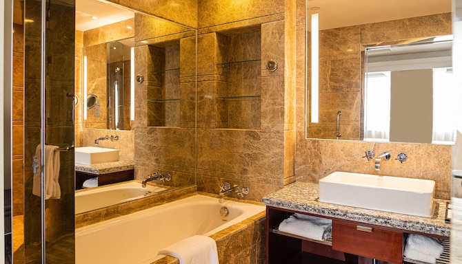 Radisson Hotel Tianjin - Superior Room bathroom