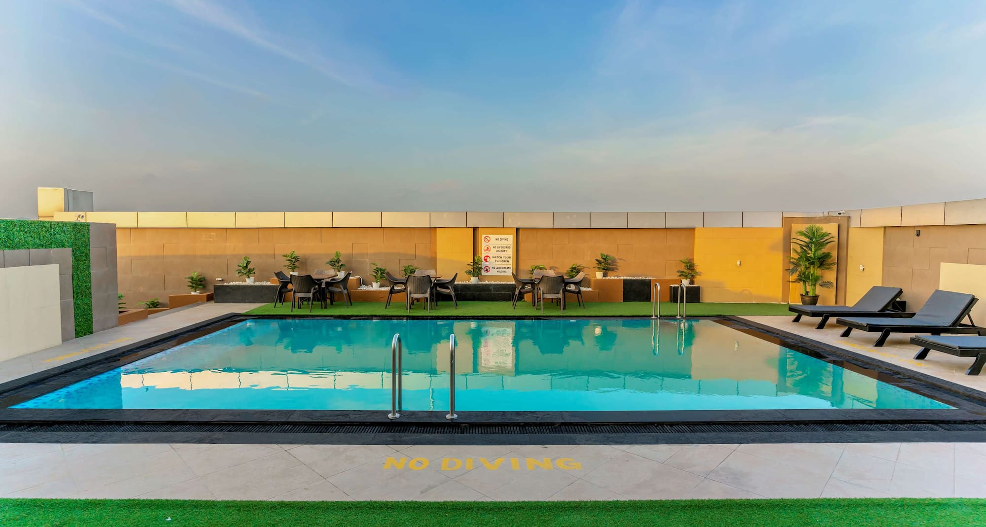 Radisson Hotel Udaipur - Swimming Pool