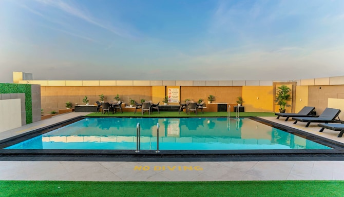 Radisson Hotel Udaipur - Swimming Pool