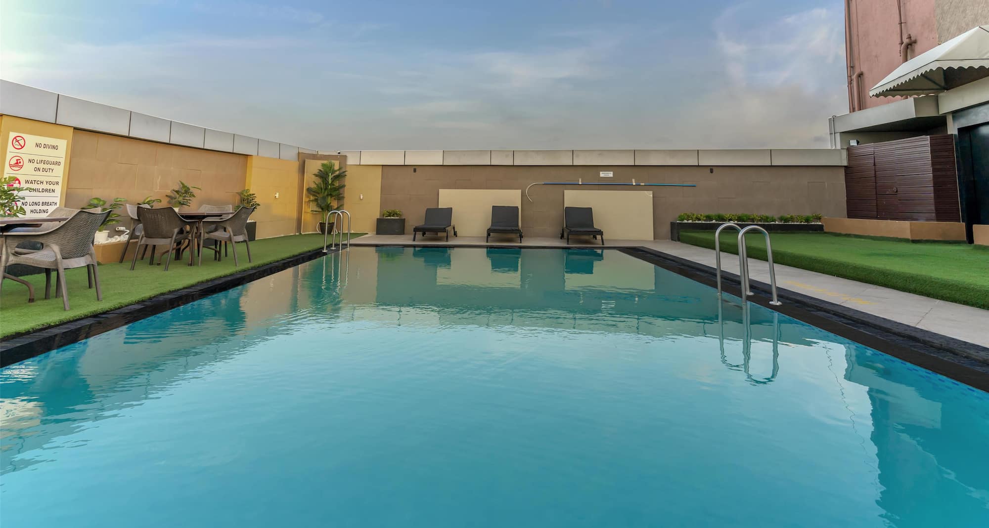 Radisson Hotel Udaipur - Swimming Pool