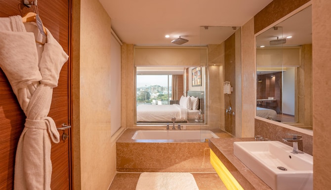 Radisson Hotel Udaipur - Suite Bathroom