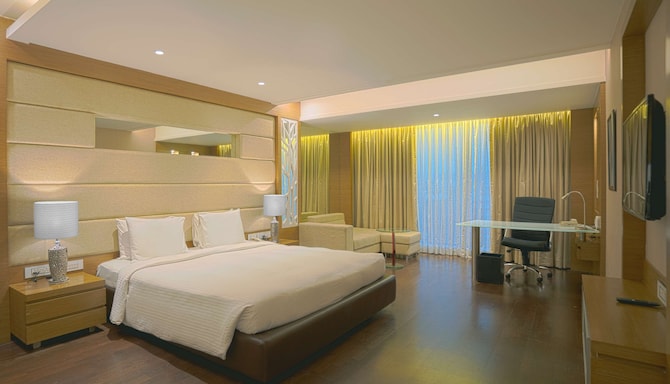 Radisson Hotel Udaipur - Suite bedroom