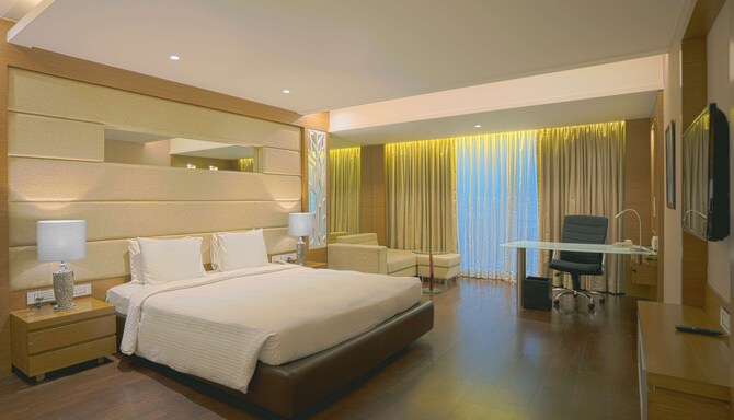 Radisson Hotel Udaipur - Suite bedroom