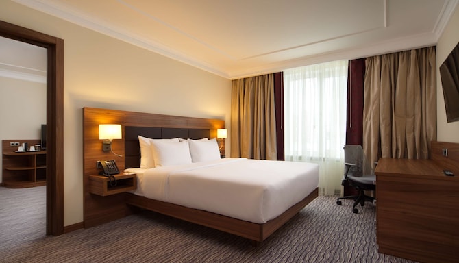 Radisson Hotel Ulyanovsk - спальня люкса