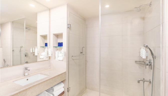 Radisson Hotel Varanasi - Superior Bathroom