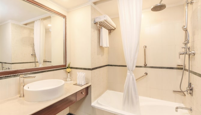 Radisson Hotel Varanasi - Business Bathroom