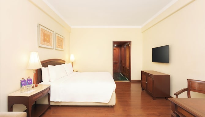 Radisson Hotel Varanasi - Business King Bedroom