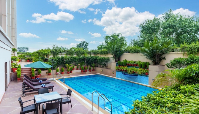 Radisson Hotel Varanasi - Swimming Pool