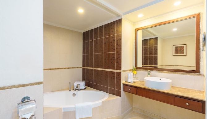 Radisson Hotel Varanasi - Suite Bathroom