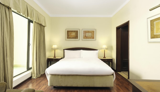 Radisson Hotel Varanasi - Suite Bedroom