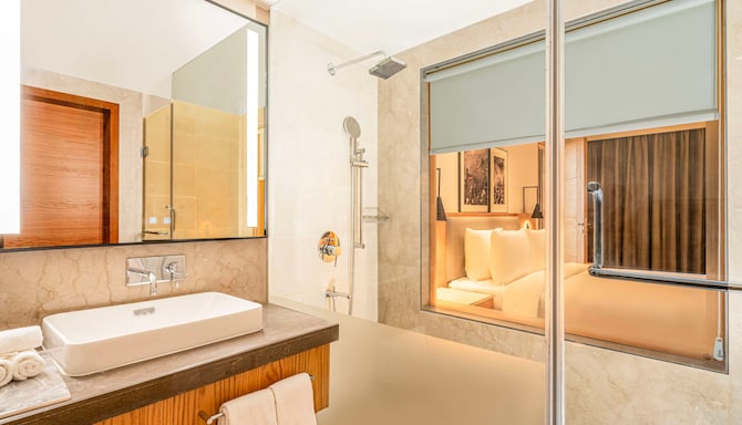 Radisson Hotel Vrindavan - Suite bathroom