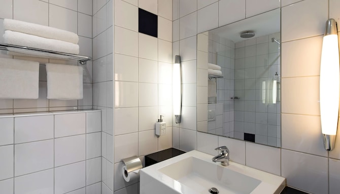 Radisson Hotel York - Guest bathroom