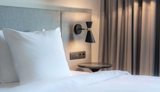 Radisson Hotel Zurich Airport - Guest room bed