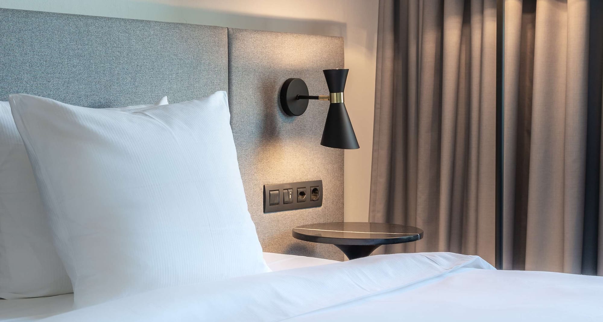 Radisson Hotel Zurich Airport - Guest room bed