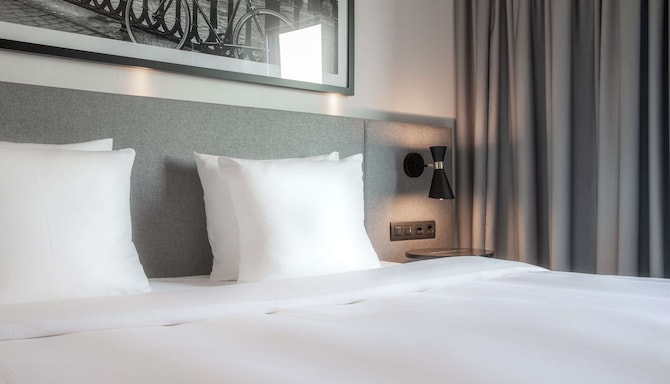 Radisson Hotel Zurich Airport - Guest room bed