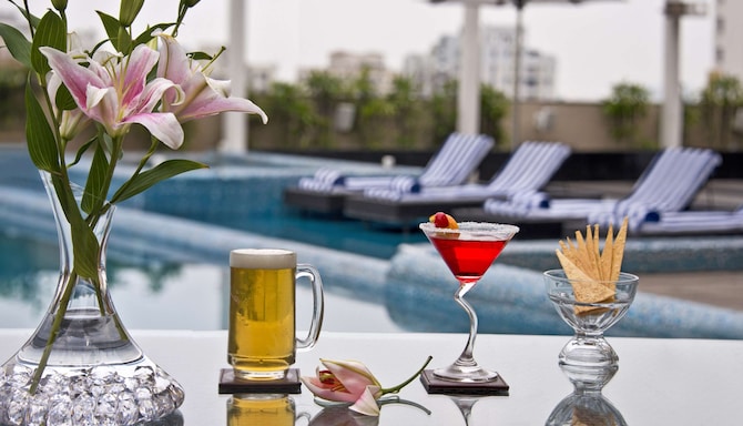 Radisson Kolkata Ballygunge - Pool Side