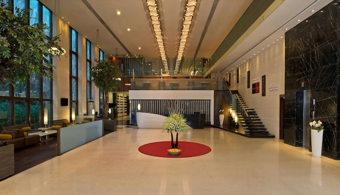 Radisson Kolkata Ballygunge - Lobby