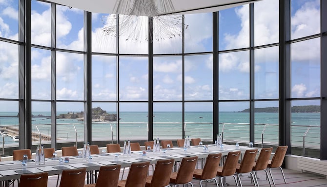 Radisson Meetings - Radisson Blu Waterfront Hotel, Jersey - зал Le Hocq Suite в стиле переговорной