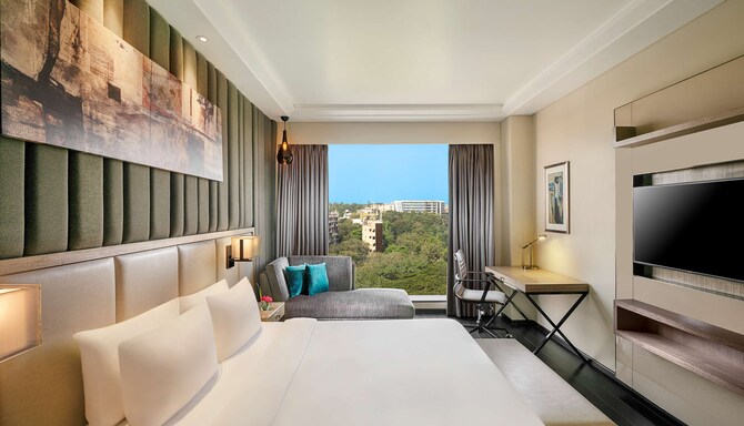 Radisson Mumbai Andheri MIDC - Suite Bedroom