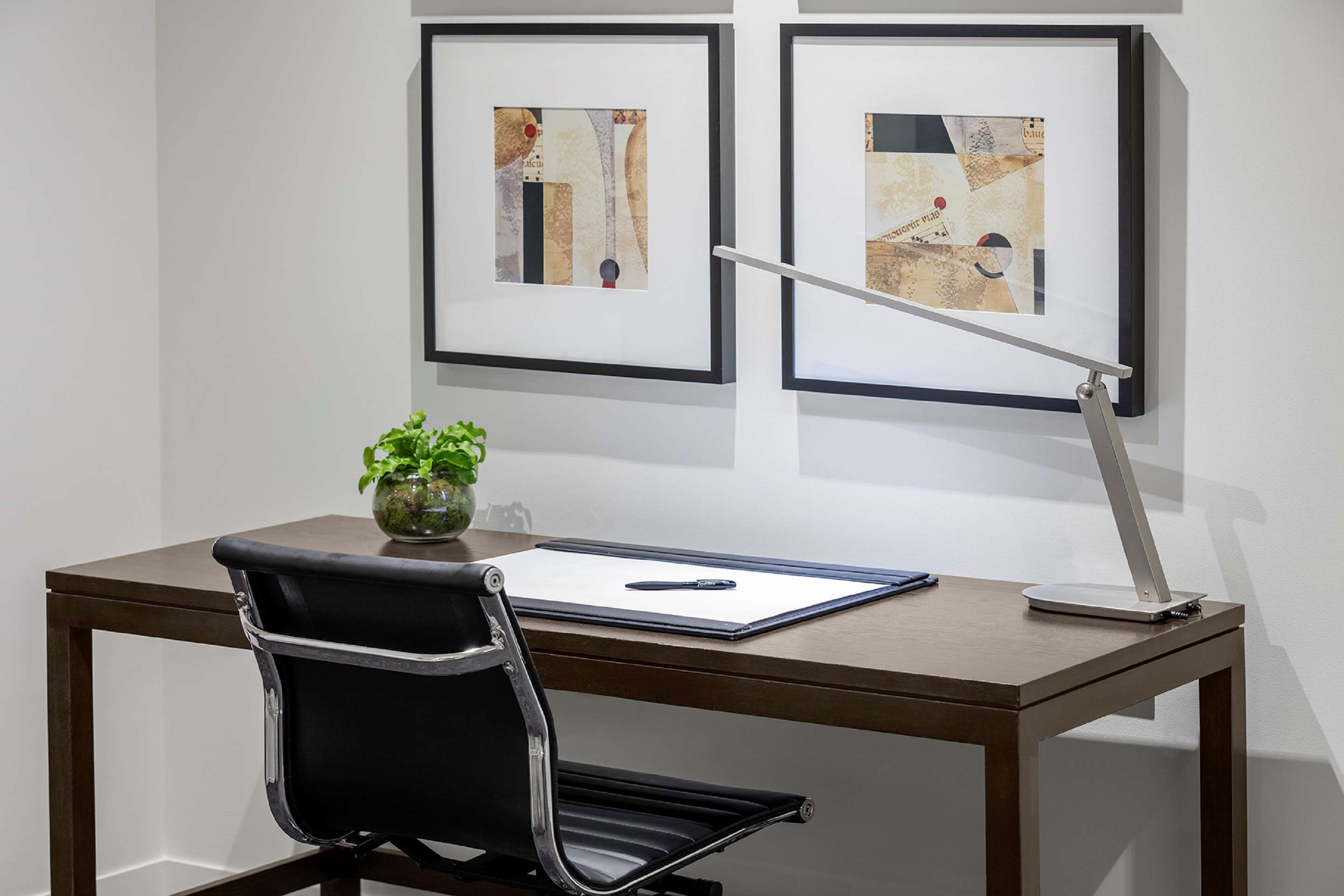 Radisson on Flagstaff Gardens Melbourne - Junior Suite Workspace
