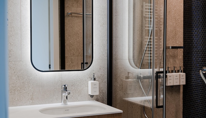 Radisson - property stock images - Guest Room Bathroom