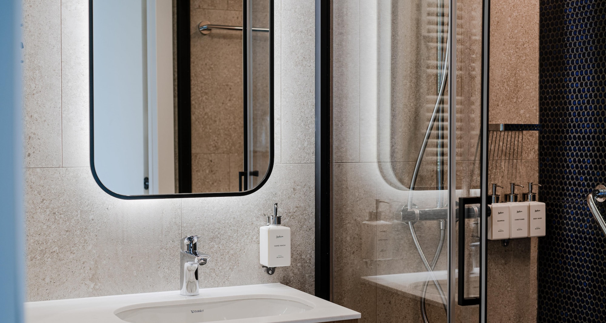 Radisson - property stock images - Guest Room Bathroom