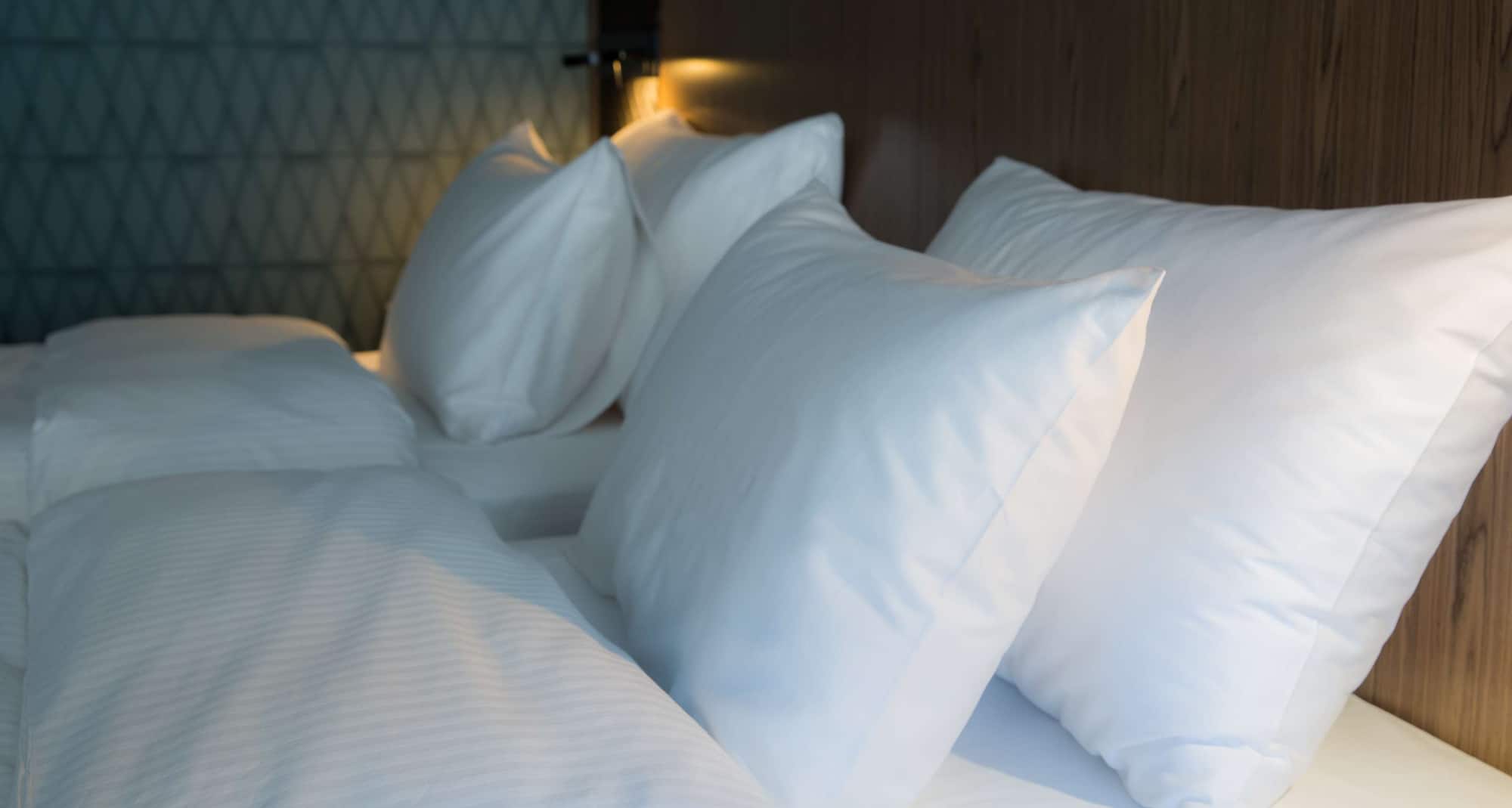 Radisson - Guest room bed detail