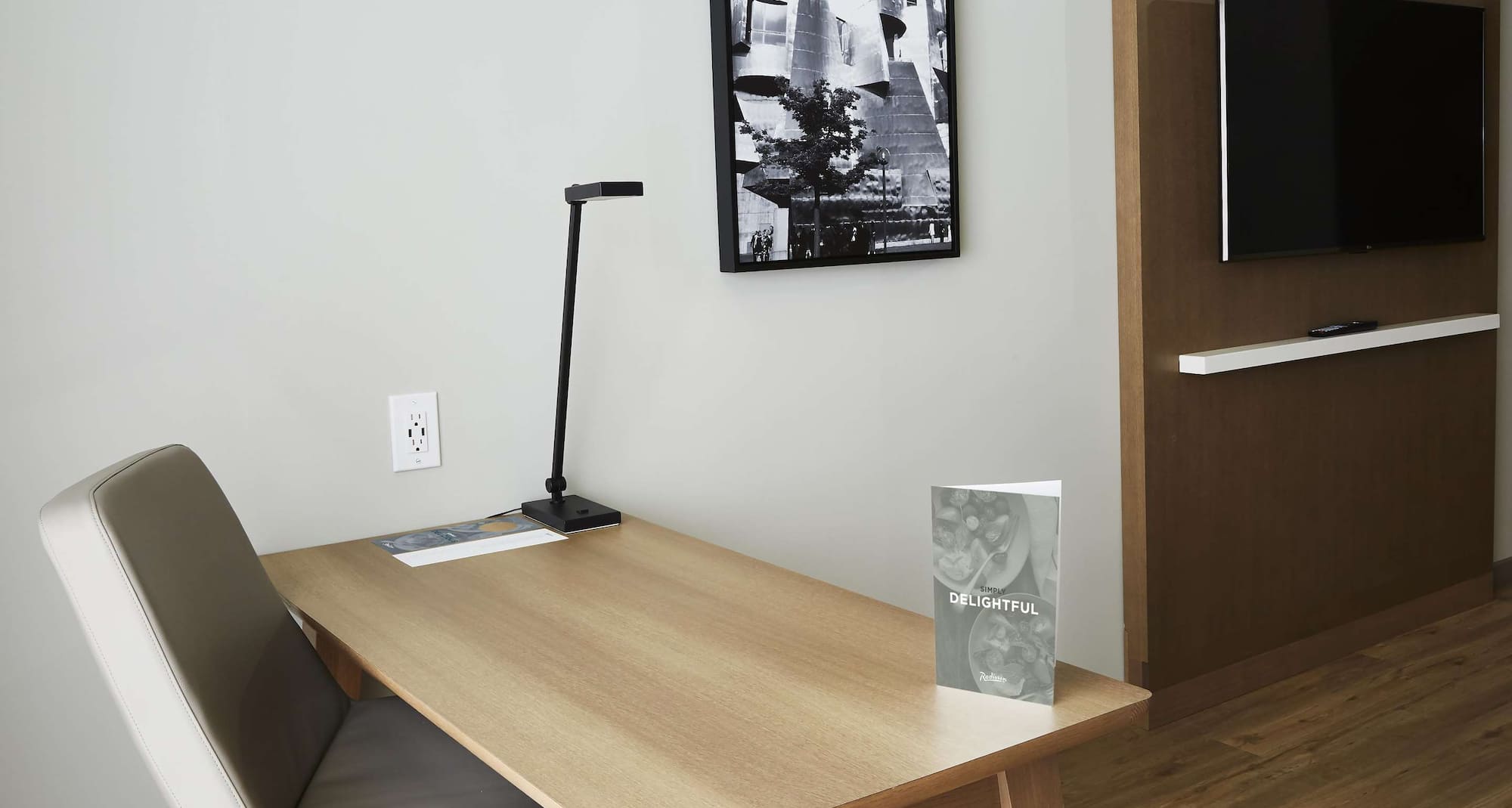 Radisson - Guest room desk