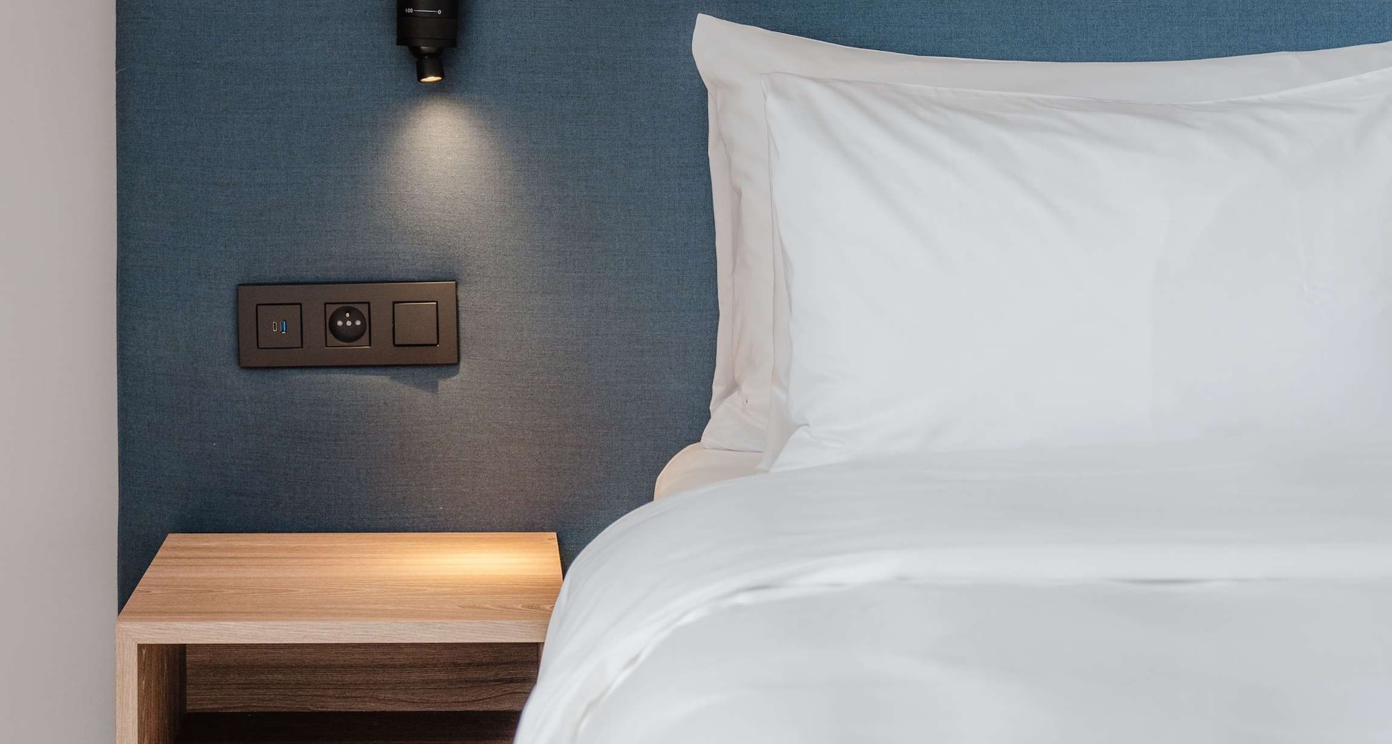 Radisson - Guest room bed detail
