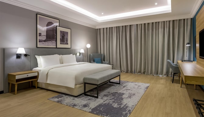 Radisson - property stock images - Suite king bed
