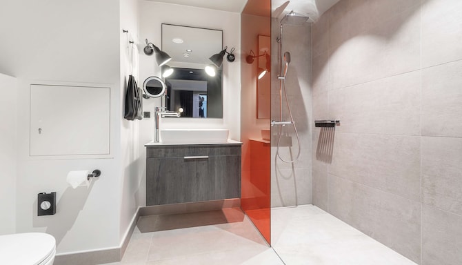 Radisson RED Aarhus - Guest room bathroom