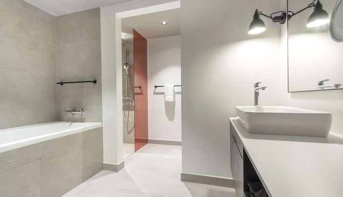 Radisson RED Aarhus - Suite bathroom