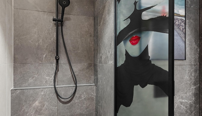 Radisson RED Auckland - Guest Room Bathroom Shower