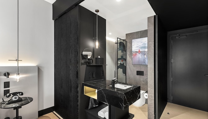 Radisson RED Auckland - Guest Room Bathroom