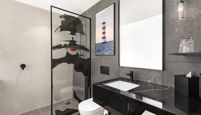 Radisson RED Auckland - Guest Room Bathroom