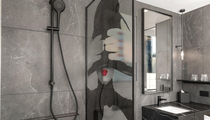 Radisson RED Auckland - Guest Room Shower